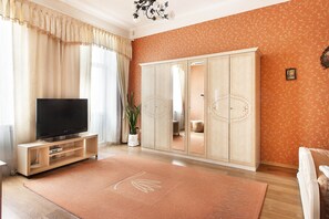 Ropa de cama de alta calidad y caja de seguridad en la habitación 