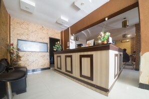 Reception - RedDoorz Plus near Mall Panakukang 2 (Makassar)
