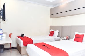 Desk, free WiFi, bed sheets - Reddoorz Plus near Makassar Town Square (Makassar)