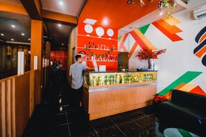Reception - Reddoorz Plus near Makassar Town Square (Makassar)