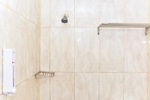 Buồng tắm vòi sen, đồ dùng nhà tắm miễn phí, khăn tắm 