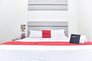 Desk, free WiFi, bed sheets - Reddoorz Plus near Makassar Town Square (Makassar)