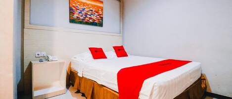 Escritorio, wifi gratis y ropa de cama