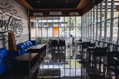 RedDoorz Plus near Sultan Hasanuddin Airport