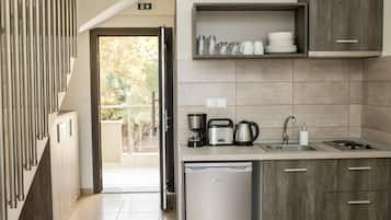 Dúplex | Cocineta privada | Refrigerador, parrilla de estufa, cafetera y tetera y tetera eléctrica