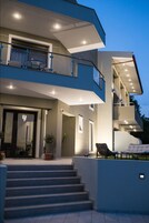 Fachada de la propiedad por la tarde o noche