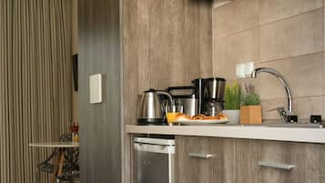 Refrigerador, parrilla de estufa, cafetera y tetera y tetera eléctrica