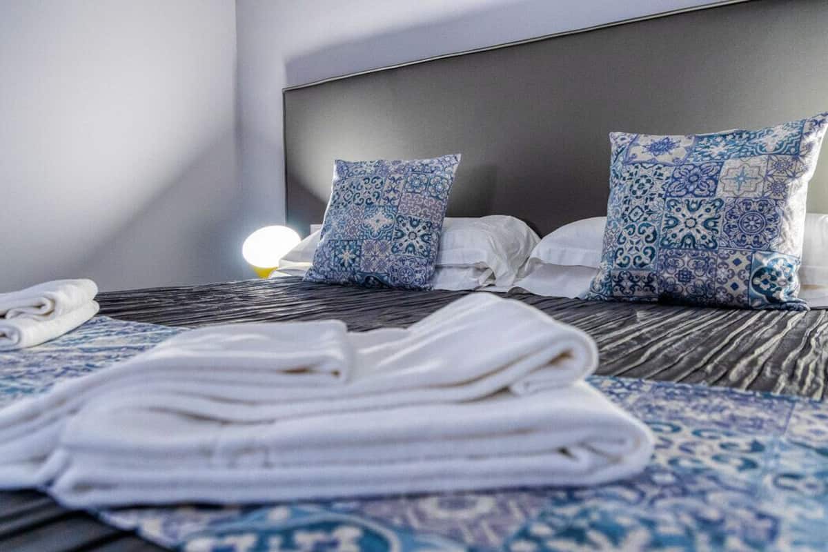 Sengetøy av topp kvalitet, minibar, safe på rommet og skrivebord