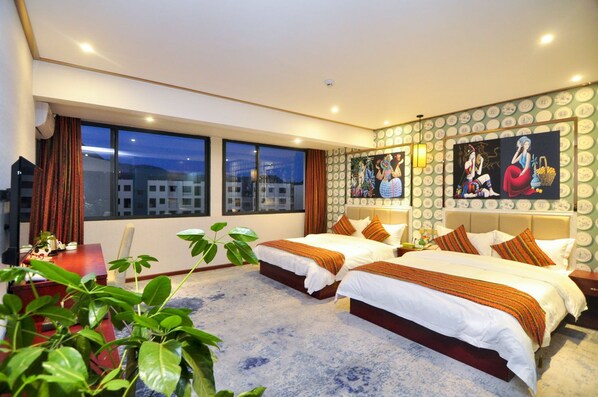 Family Room, Courtyard View, Executive Level