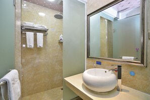 Family Room, Courtyard View, Executive Level | Bathroom