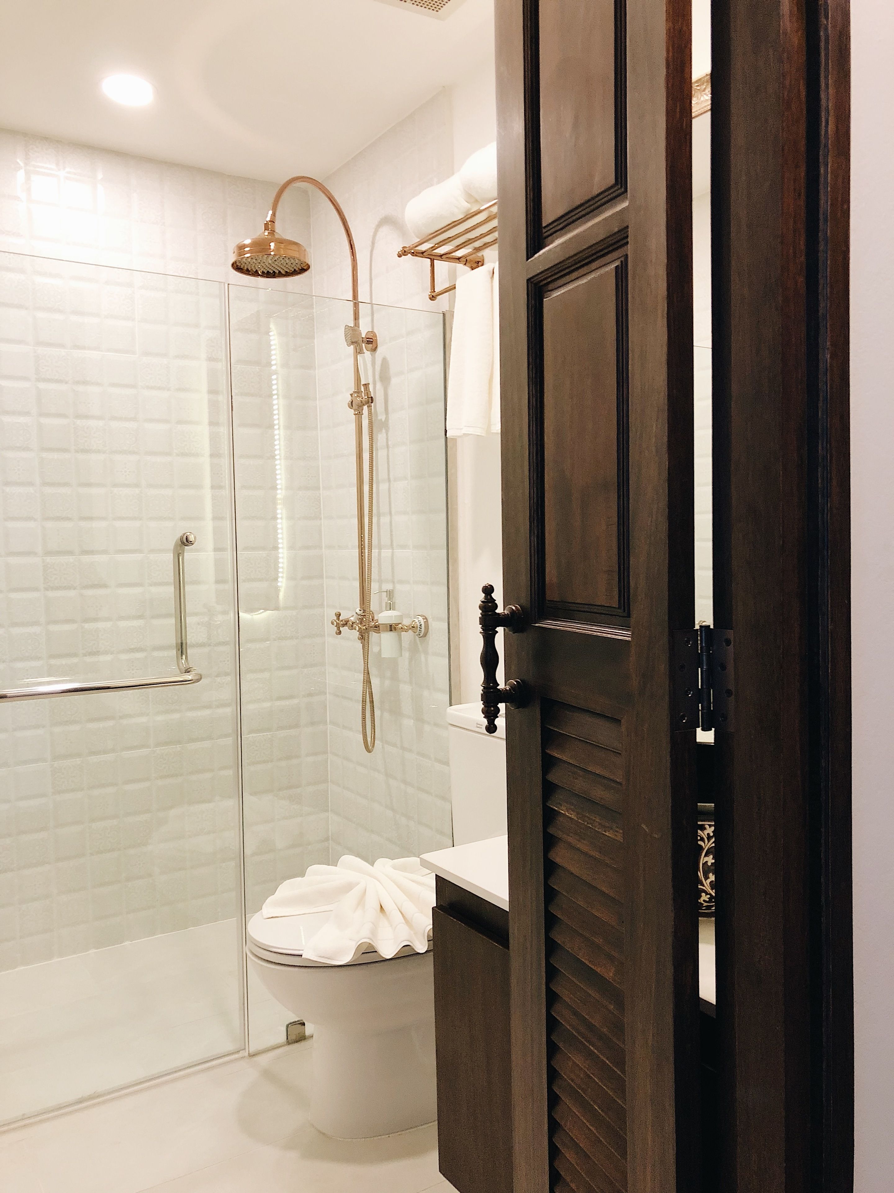 superior twin room | bathroom shower