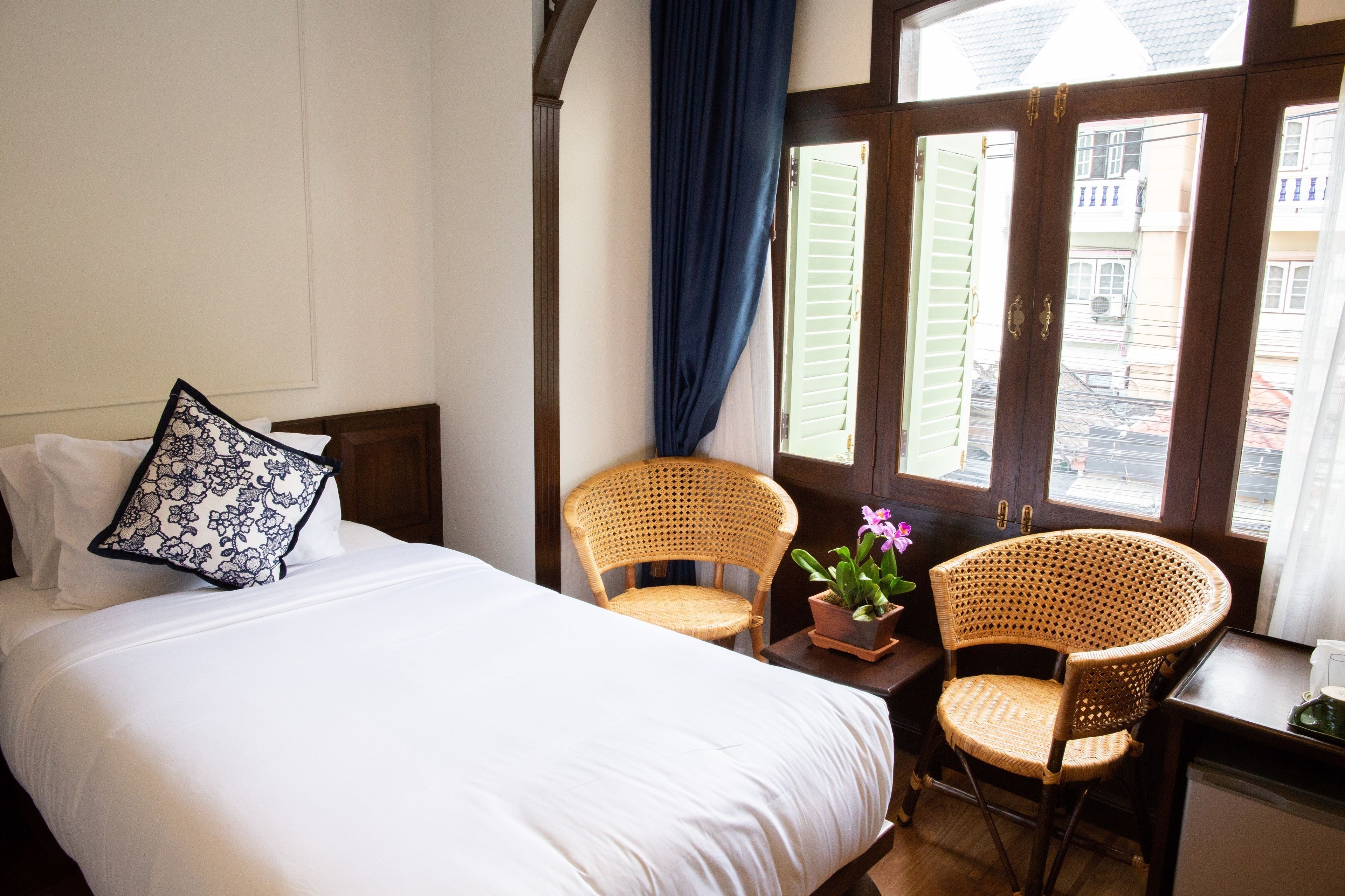 superior twin room | city view