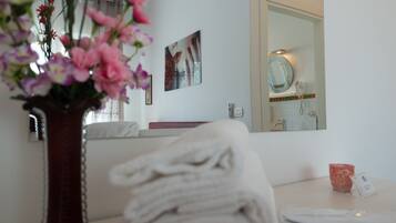 Habitación Deluxe doble, baño privado | Baño | Ducha y bañera combinadas y bañera de hidromasaje