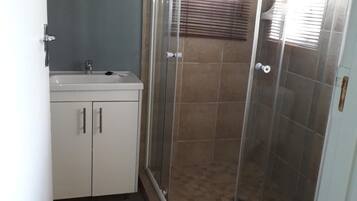 Nyala Room | Bathroom | Shower, towels