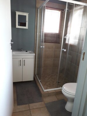 Nyala Room | Bathroom | Shower, towels - Lallapanzi Country Stay (Ermelo)