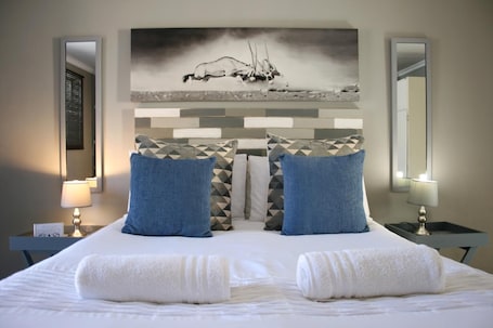 Escritorio, wifi gratis y ropa de cama