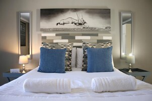 Escritorio, wifi gratis y ropa de cama