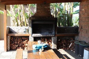 Courtyard - The Wild Farm - Hostel (Wilderness)