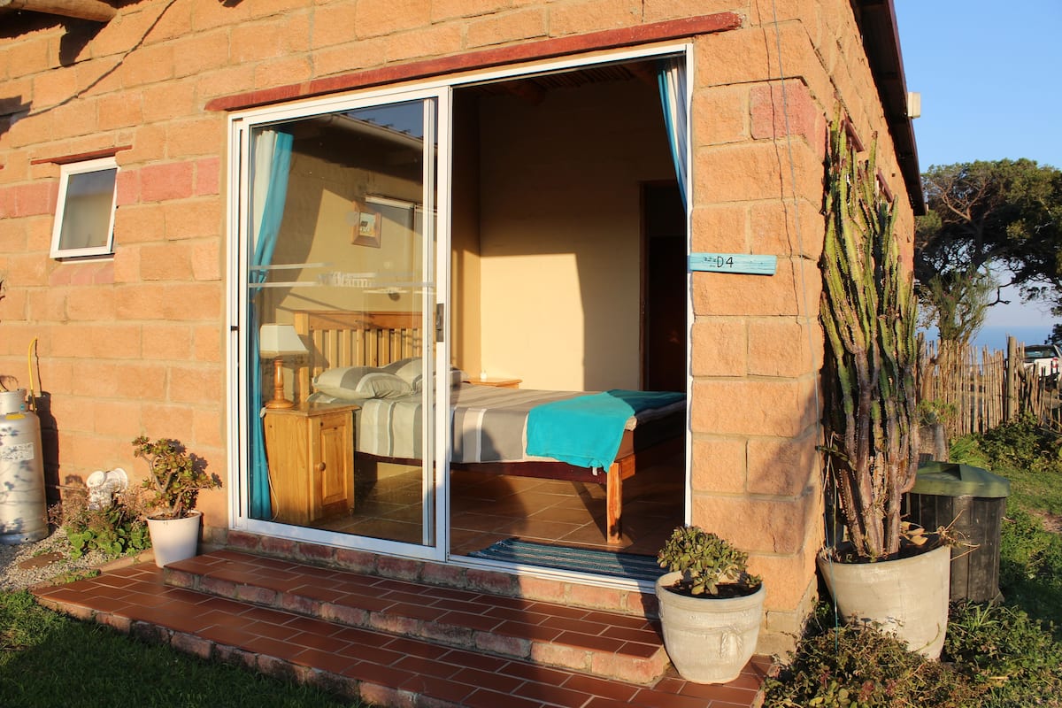 Une pièce comprenant un lit, une armoire en bois et une petite table.