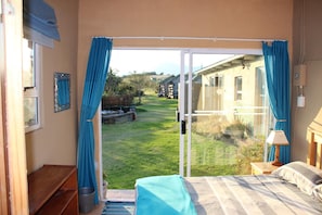 In-room safe, bed sheets - The Wild Farm - Hostel (Wilderness)