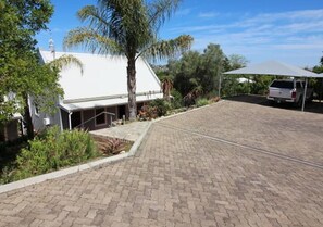 Property grounds - Alibama Cottages (Swellendam)