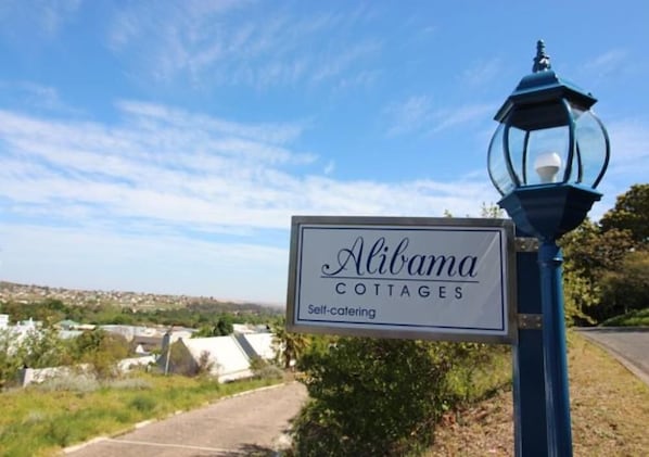 Property entrance - Alibama Cottages (Swellendam)