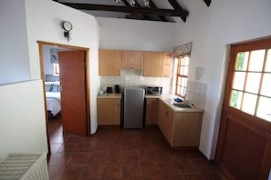 Fridge, microwave, electric kettle - Alibama Cottages (Swellendam)