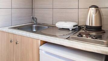 Lemari es, kompor, mesin pembuat kopi/teh, dan ketel listrik