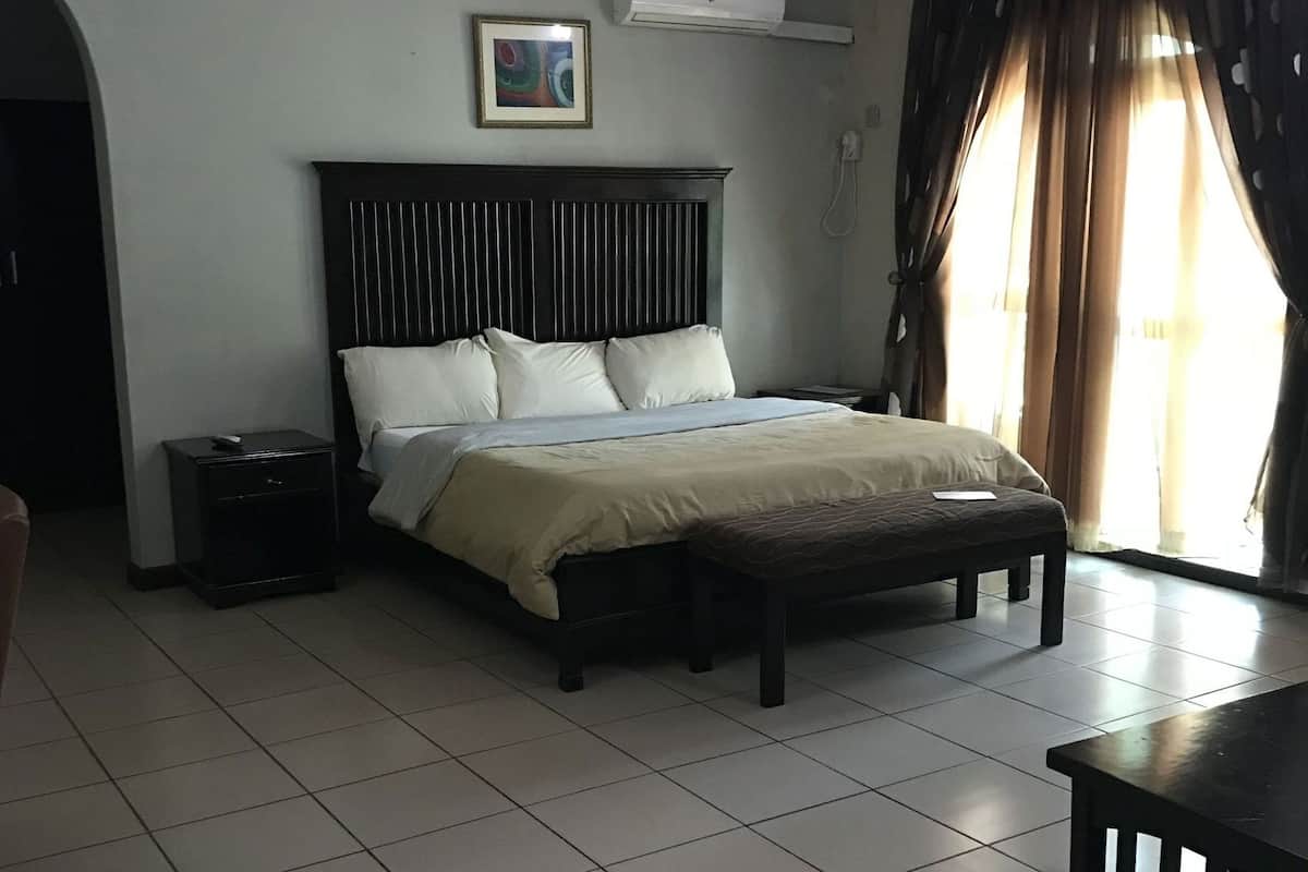 Bộ đồ giường cao cấp, két bảo mật tại phòng, bàn 