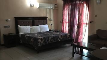 Suite presidencial, 1 cama de matrimonio grande con sofá cama, no fumadores | Ropa de cama de alta calidad, caja fuerte, decoración individual