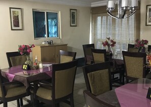 Desayuno con opciones de la cocina local todos los días (con cargo)