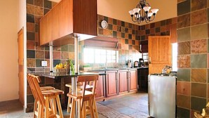 Coffee/tea maker, fridge, microwave, oven - Milorho Lodge (Rustenburg)