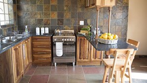 Coffee/tea maker, fridge, microwave, oven - Milorho Lodge (Rustenburg)