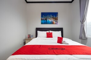 Skrivebord og sengetøy