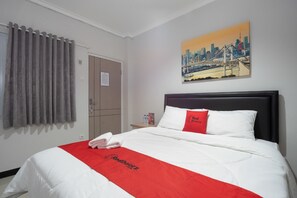 Une chambre d’hôtel avec un lit, un tableau représentant un paysage urbain, une porte et une fenêtre avec des rideaux.