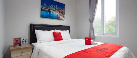 Escritorio y ropa de cama