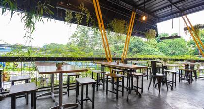 Reddoorz Near Botani Square Mall