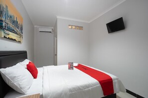 Desk, bed sheets - Reddoorz Near Botani Square Mall (Bogor)