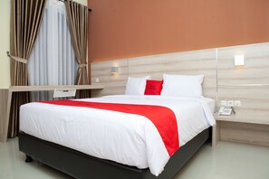 Desk, free WiFi, bed sheets - RedDoorz Plus near Pasundan University (Bandung)