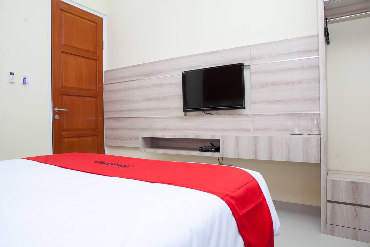 Escritorio, wifi gratis y ropa de cama