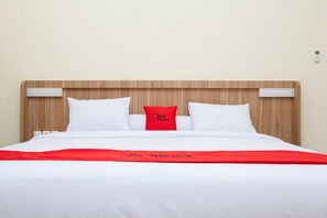 Desk, free WiFi, bed sheets - RedDoorz Plus near Pasundan University (Bandung)