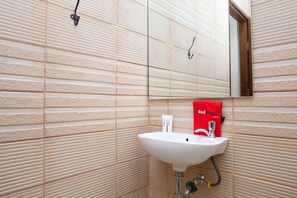 Bathroom - RedDoorz Plus near Pasundan University (Bandung)