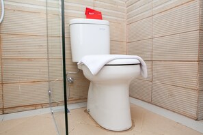 Economy-Doppelzimmer | Badezimmer | Dusche, kostenlose Toilettenartikel, Handtücher