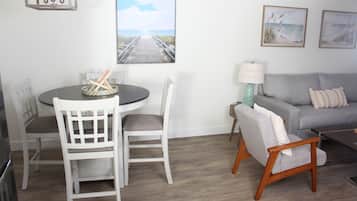 Design Suite, 2 Bedrooms, Kitchen, Bay View | In-room dining