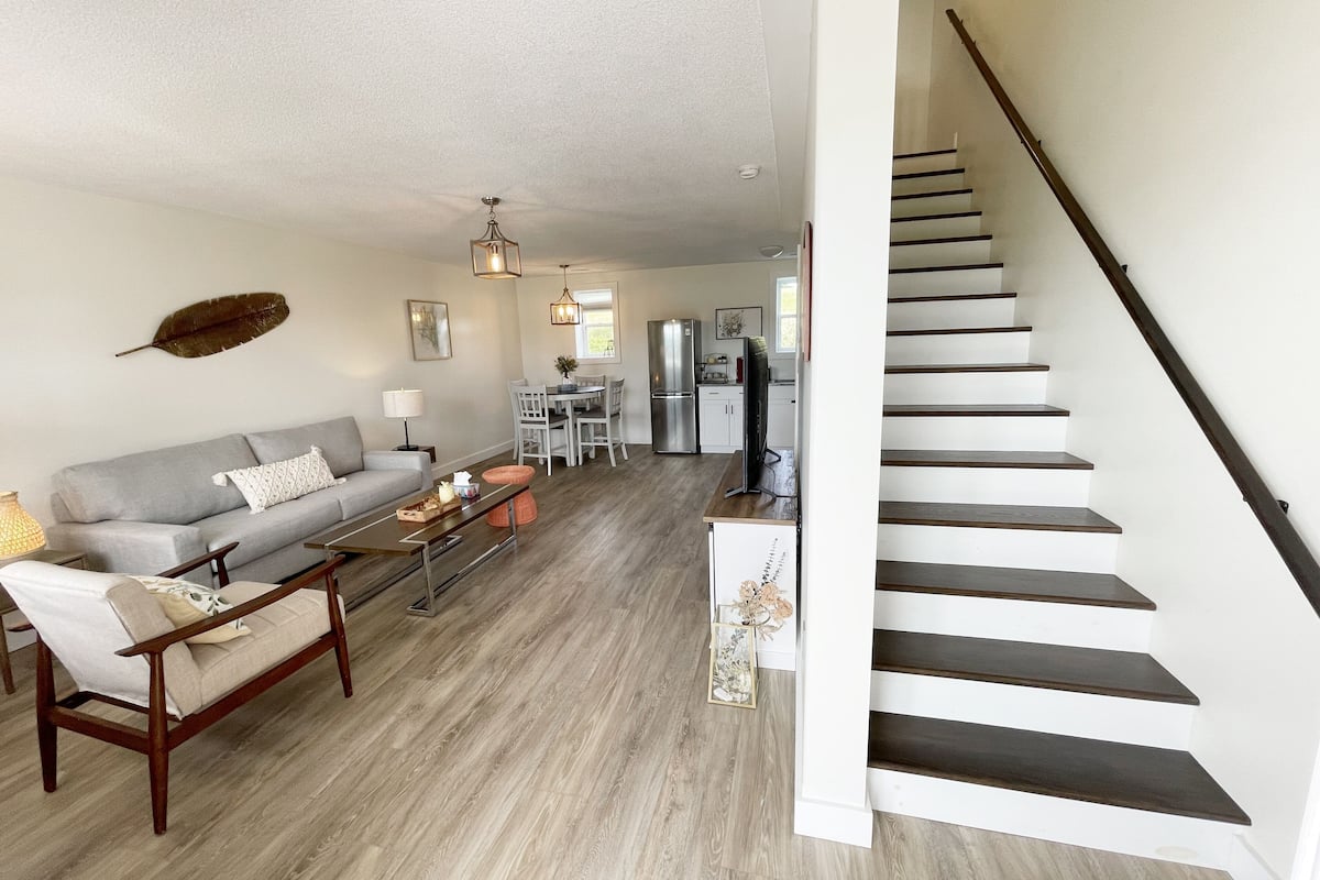 family suite, 2 bedrooms, kitchen, bay view | living area | smart tv