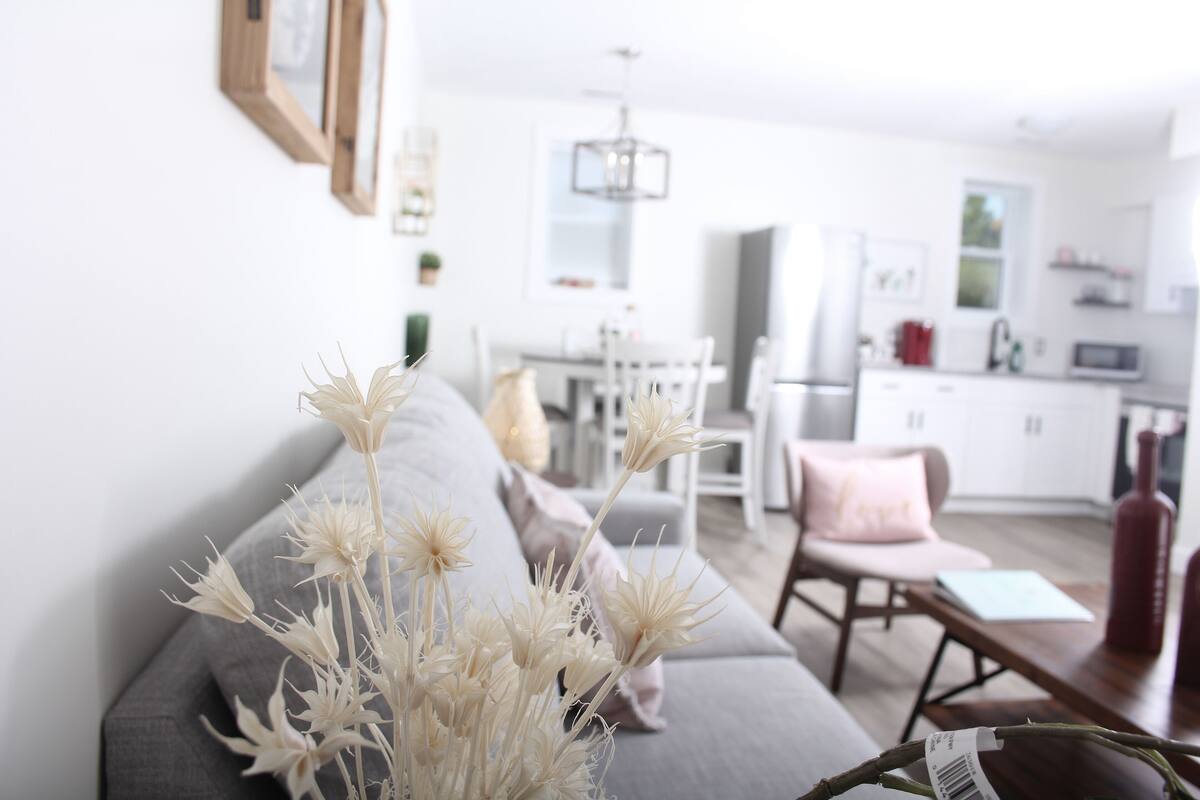 romantic suite, 2 bedrooms, kitchen, bay view (master) | living area | smart tv