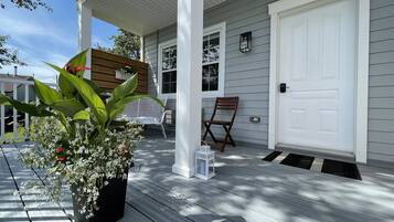 Phòng Suite phong cách lãng mạn, 2 phòng ngủ, bếp, quang cảnh vịnh (Master) | Hiên