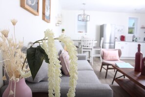 Romantische suite, 2 slaapkamers, keuken, uitzicht op de baai (Master) | Woonruimte | Smart-tv