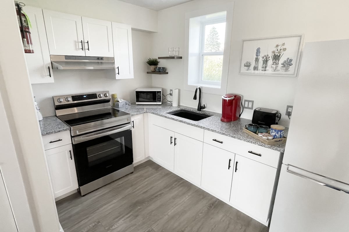 honeymoon suite, 2 bedrooms, kitchen, bay view (master) | private kitchen | full-sized fridge, coffee/tea maker, electric kettle, coffee grinder