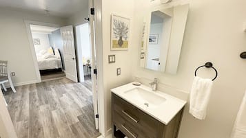 Honeymoon Suite | Bathroom